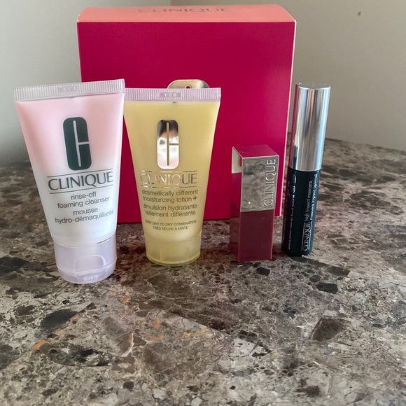 🎊Host Pick🎊 Clinique Gift Set - Picture 2 of 10
